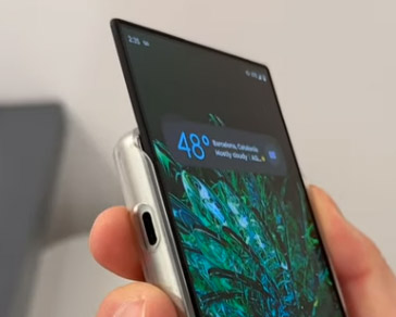 Motorola Rollable ＂Moto Rizr＂ Concept Phone Hands On!